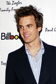 How tall is Tyler Hilton?